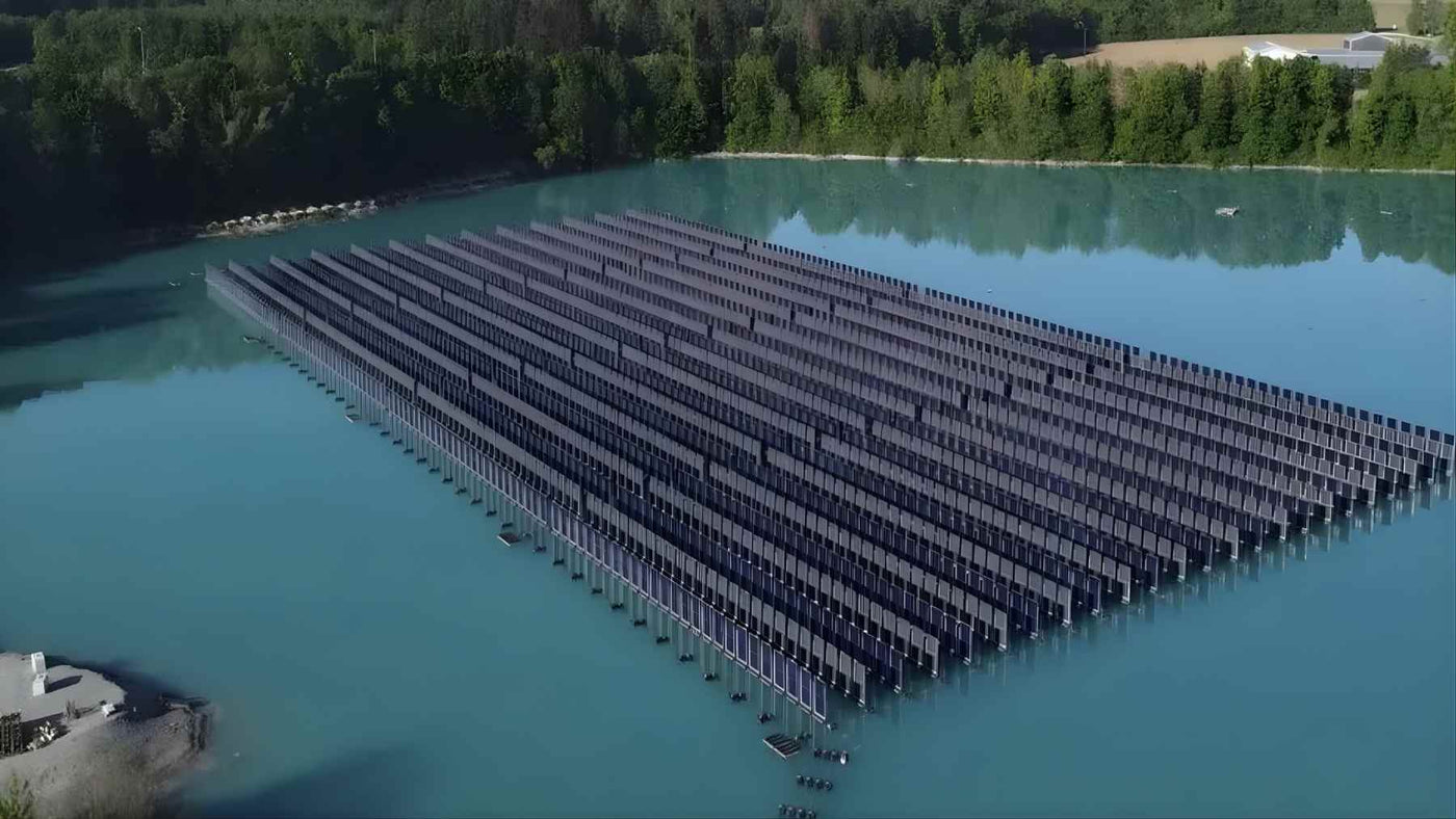 藍色湖泊化身發電廠：德國 2025 年啟用全球首座「垂直式」水面太陽能系統